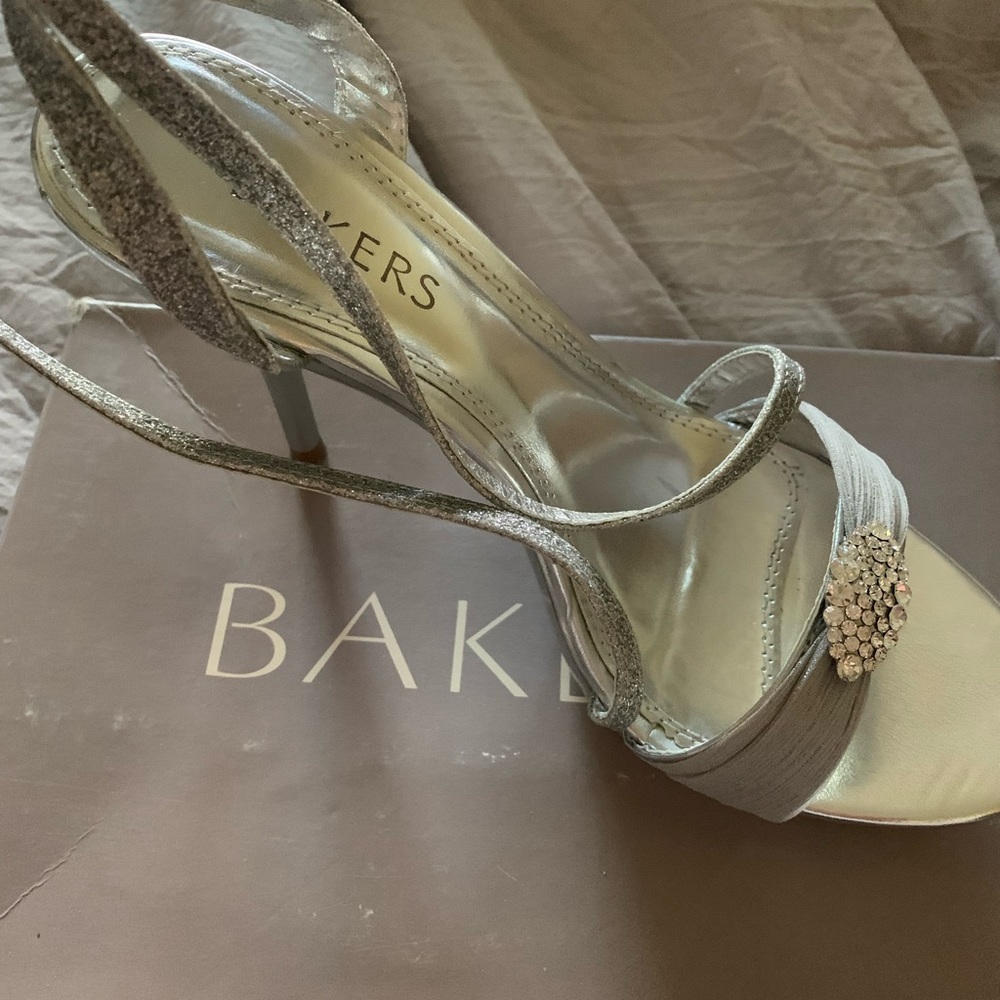 Bakers 7.5 grey criss cross heels